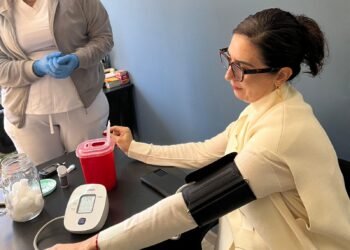 Impulsa regidora de salud tamizajes oculares en prevención de la ceguera por diabetes