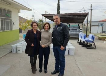 Responde regidora Isela Martínez a solicitudes de la primaria «Esfuerzo Compartido» entrega mobiliario