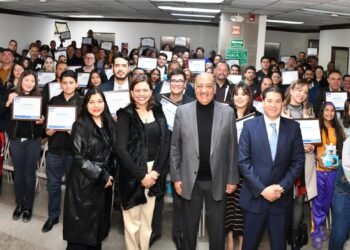 Premia SEyD a instituciones educativas ganadoras de  los desfiles de la Independencia y la Revolución