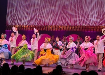 Promueve docente de las misiones culturales de Carichí la danza y el folklor de Chihuahua en Los Ángeles, California