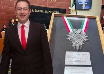 Reconocen a Guachochi en el ámbito internacional , entregan premio Ben Lamat al Alcalde