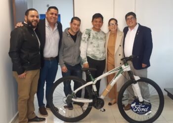 Obsequian Regidores del PAN bicicleta a Rafael repartidor de Didi Food