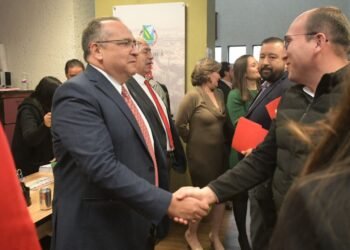 Recibe rector de la UACH, Luis Rivera Campos, a estudiantes y docentes del semestre 2025-1