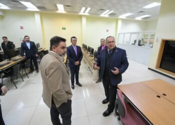 Se reúne Rector con la primera generación de Ciencias Forenses en la Facultad de Derecho de la UACH