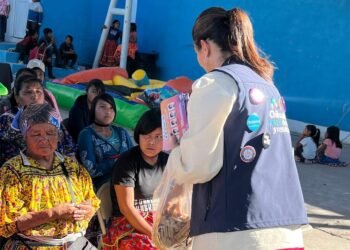 Joni Barajas lleva campaña de prevención contra intoxicaciones a asentamiento tarahumara Oasis