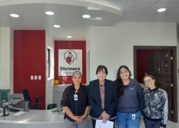 Regidora Lupita Borruel visita la clínica Shriners Children’s en Chihuahua