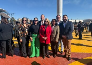 Asisten regidores del Ayuntamiento a izamiento de bandera en la plaza El Palomar