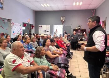 Visita el Regidor Adán Galicia Club del abuelo “Genaro Vázquez” en la Villa Nueva