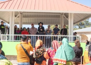 Apoya alcaldesa de Tepezalá, Leticia Olivares a comunidad de Ciénega de Norogachi