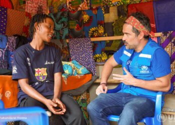 Alfonso Herrera y Fundación FC Barcelona unen fuerzas con ACNUR en Uganda para ayudar a refugiados