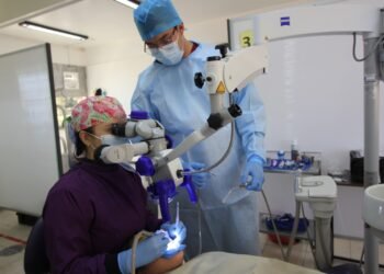 Instalan microscopio con tecnología de punta en la Facultad de Odontología de la UACH