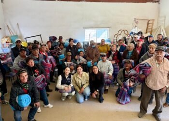 Regidora Lupita Borruel entrega cobijas a adultos mayores del Club del Abuelo “Amistad de Corazón»