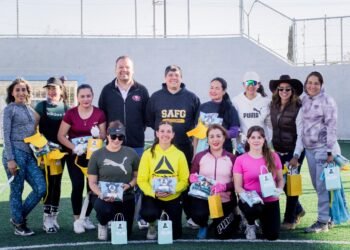 Regidor Adán Galicia entrena con «Las bandidas» previo a su participación en torneo INTERFLAG