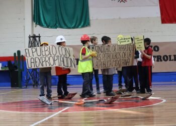 Reconoce Myrna Monge a alumnos de la Praxedis G. Guerrero por representar la Expropiación Petrolera