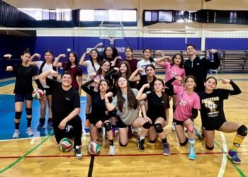 Asiste regidor Adán Galicia al entrenamiento del equipo juvenil de Voleibol «Adelitas»