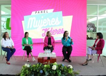 Comparten experiencias mujeres líderes y empresarias en panel celebrado en la UPCH