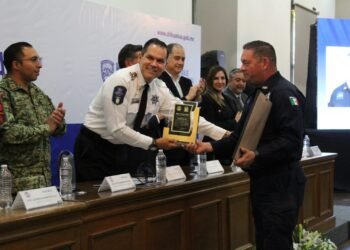 Recibe reconocimiento como Policía estatal 2025, el oficial Enrique Tarango