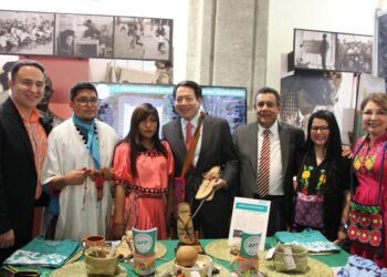 Expone UT de la Tarahumara proyectos de interculturalidad y desarrollo social ante el titular de la SEP