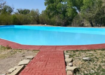 Impulsan el turismo con remodelación de balneario en Coyame del Sotol