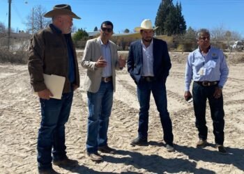 Impulsan programa para beneficiar con casas a familias de vaqueros en Coyame