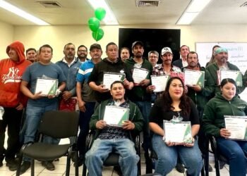 Culminan en Parral su educación primaria y secundaria 30 empleados de Duraplay con el ICHEA