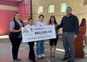 Entrega diputada Jael Argüelles 80 mil a escuela de su diputada infantil en la ciudad de Parral