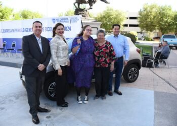 Entregan automóvil último modelo a ganadora del programa Generación de Excelencia