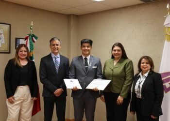 Recibe estudiante del Tecnológico de NCG mención honorífica por desempeño en examen de egreso