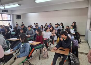 Estudiantes de psicología de la UACH aplican protocolo de abstinencia de dispositivos digitales en el CECyT No. 6