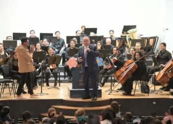 Festeja UACH a la niñez con Compañía de Teatro y la OSUACH