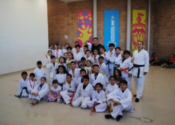 Entrena karate regidor Adán Galicia con jóvenes medallistas en CEDEFAM Punta Oriente