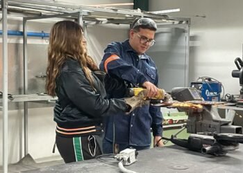 Asisten más de mil 500 jóvenes al Open House de la UT Parral, conocen oferta académica