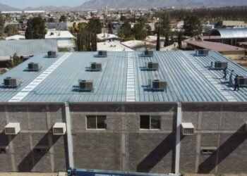 Equipa Educación con sistema de climatización gimnasio de la Secundaria Técnica 40