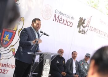 Encabeza presidente Cruz Pérez Cuéllar izamiento de bandera en CBTIS 270 de Juárez