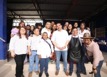 Acude presidente Cruz Pérez Cuéllar a festejo del día de las madres