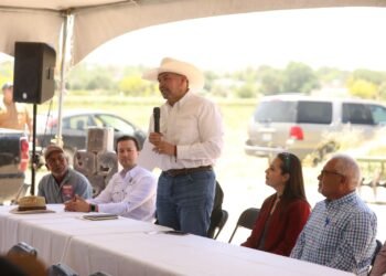 Entrega alcalde Cruz Pérez Cuéllar solución nutritiva a productores del Valle de Juárez 