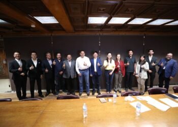 Recibe presidente municipal de Juárez a directivos de empresa Foxconn