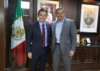 Se reúnen presidente municipal Cruz Pérez Cuéllar y el rector de la UACJ Daniel Constandse