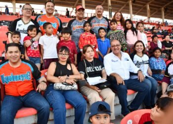 Entrega SEyD uniformes y útiles escolares a estudiantes de la primaria Héroes de la Revolución de Delicias