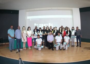 Participan estudiantes del Cobach en final del Hackathon 2025, los apoyaron asesores expertos