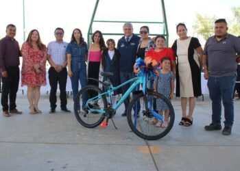 Reconocen a la alumna Ingrid Dávila por su desempeño  como secretaria infantil de Educación