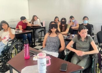 Llevan taller “Ponte en mis zapatos” a estudiantes  de la Escuela de Trabajo Social