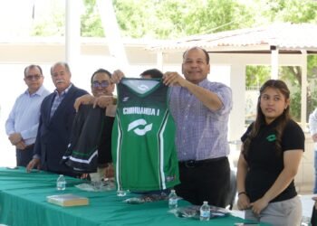 Entrega Conalep uniformes deportivos a 75 estudiantes del Plantel Chihuahua I