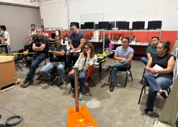 Docentes de la UTCJ toman curso especializado sobre robots industriales