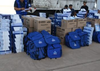 Entregan paquetes de útiles escolares a estudiantes de Galeana y Buenaventura