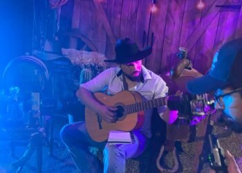 Promueve cantautor Hugo Guardiola sitios turísticos de Coyame a través de una canción