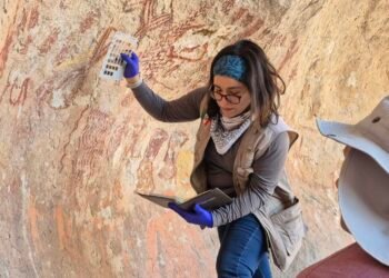 Conserva INAH pinturas rupestres en Cuevas de las Monas con trabajo de limpieza