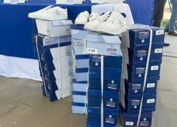 Benefician a estudiantes de Aldama con tenis y útiles escolares, entregaron en kinder Marcelina Gallegos