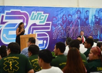 Presenta directora general de S-MART conferencia motivacional a estudiantes de la UTCJ