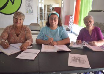 Aprenden mujeres adultas mayores a leer y escribir en centro comunitario de Juárez